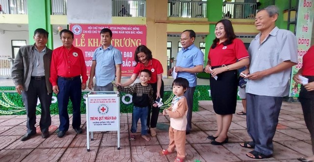 Hội Chữ thập đỏ - Bảo trợ xã hội phường Bắc Hồng tặng quà các địa chỉ nhân đạo và Lễ khai trương thùng quỹ nhân đạo ủng hộ trẻ em có hoàn cảnh khó khăn